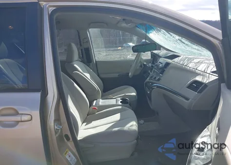 2012 Toyota Sienna Le V6 8 Passenger z USA, uszkodzony, nr VIN 5TDKK3DC7CS236347